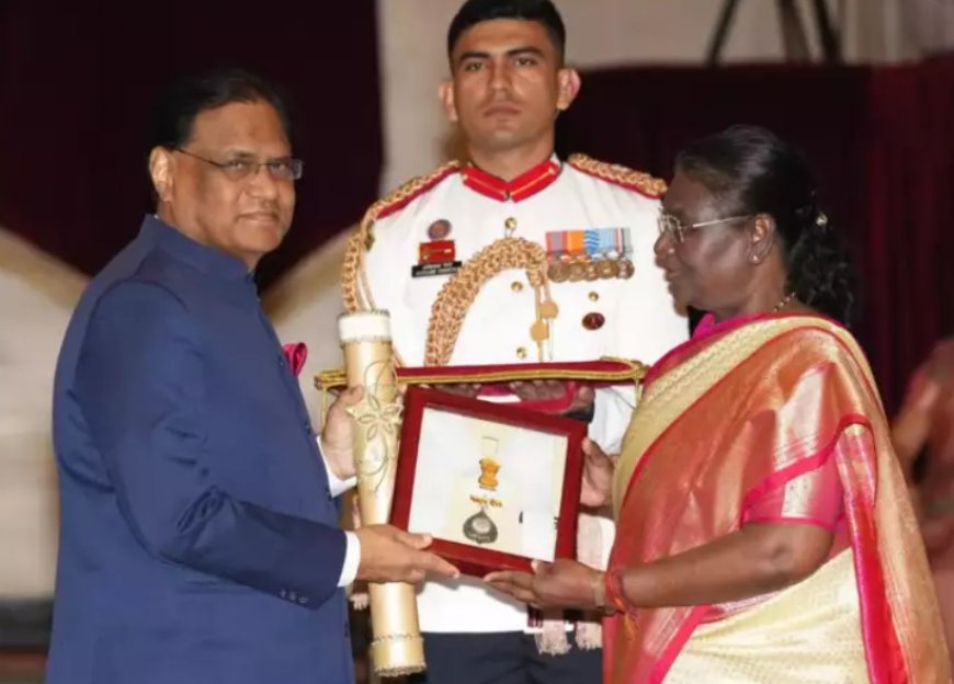 A Tribute to Excellence: President Droupadi Murmu Presents the Bharat Ratna Award