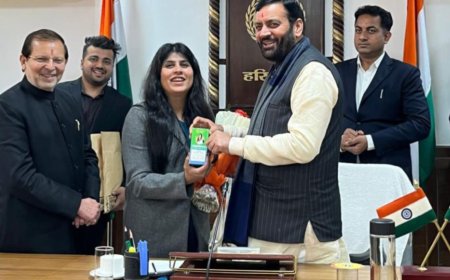 Haryana CM Meets Gurgaon’s Viral Hair Care Mom, Asks Her the Secret Behind “Daadi Ka Magic”