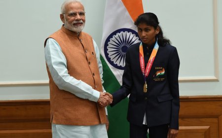 24-Year-Old Indian Para-Athlete Overcomes Villagers 'Waste' Label, Meets PM Modi