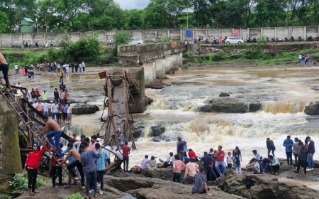 Did This 30 Old Pune Bridge Hide a Warning? Tourists Swept as Structure Fails