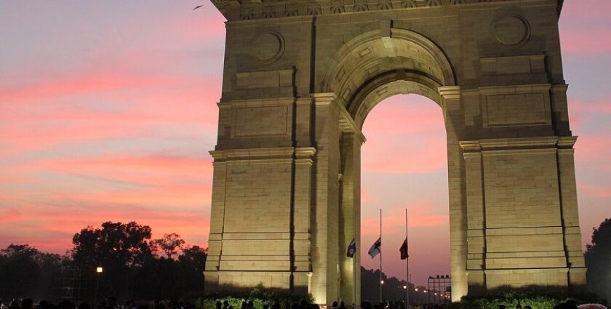 Delhi’s Heat Crosses 42°C Again! Will Dusty Winds Make It Worse This Week?