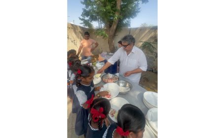 Acharya Dr. Shyam Suresa’s Global Humanitarian Mission: No One Sleeps Hungry