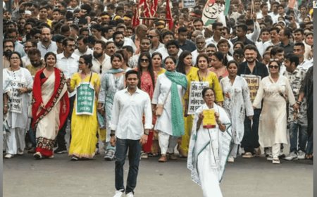 Mamata Banerjee Leads Massive Kolkata March Protesting SIR; BJP Counters with Rival Rally on City Outskirts