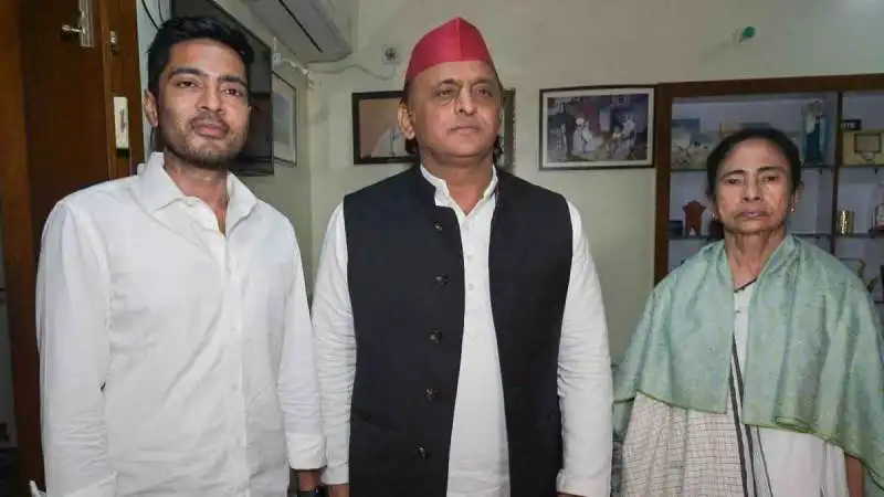 Akhilesh Yadav Backs Mamata Banerjee After BJP’s Bengal Election Win