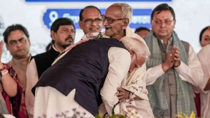 PM Modi Touches BJP Veteran Makhan Lal Sarkar's Feet At Bengal Oath Event