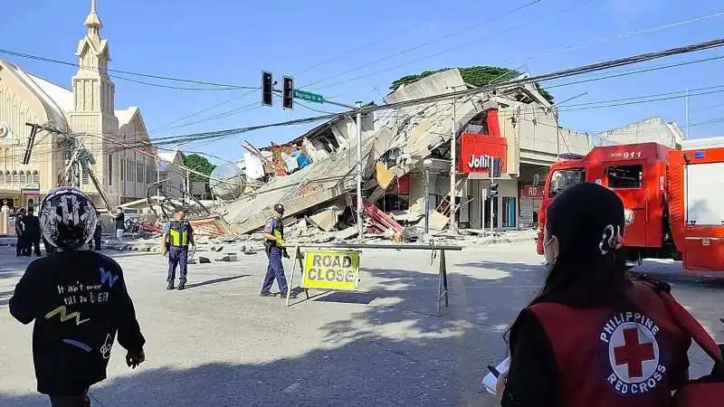 7.8 Quake Rocks Philippines: Buildings Collapse, Tsunami Alert