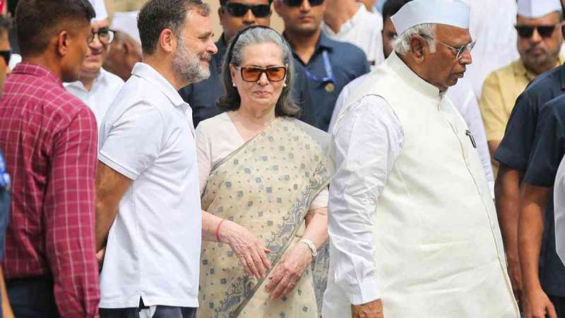 Sonia Gandhi Faces Complaint Over Vande Mataram Row