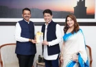 Dr Nene Gifts '21 Days To Good Health' To CM Fadnavis
