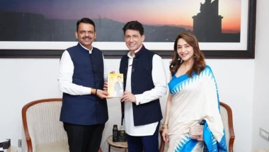 Dr Nene Gifts '21 Days To Good Health' To CM Fadnavis