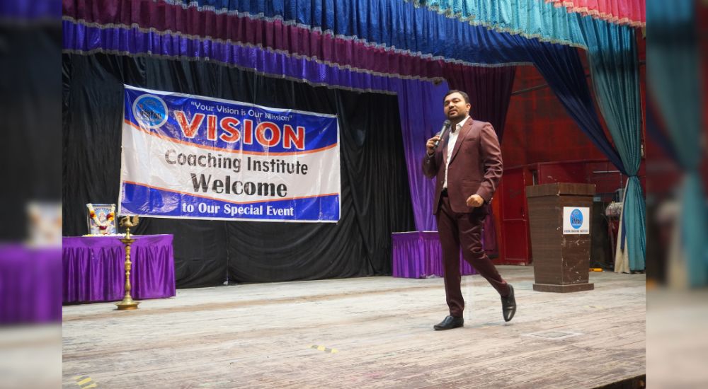 The grand seminar सपनो से सफलता तक organised by vision coaching institute and celebrating 10 years of success 1
